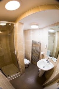布兰德福德福鲁姆安维尔旅馆的带淋浴、盥洗盆和卫生间的浴室