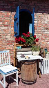 斯塔加德什切青Siedlisko Nad Miedwiem的桌子、椅子和鲜花窗户