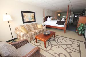圣安德鲁斯圣安德鲁斯套房酒店的客厅配有沙发和1张床