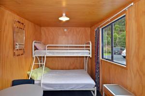 但尼丁利斯谷假日公园及汽车旅馆的一个小房子,里面设有两张双层床