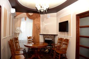 鲍里索格列布斯克Hotel Borisoglebsk的一间带桌椅和壁炉的用餐室