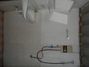拜县拜县彩虹之家酒店的带淋浴和水槽的小浴室
