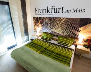 Ebenhausen WerkBoardinghouse-Ebenhausen的卧室内的绿色床和绿色枕头