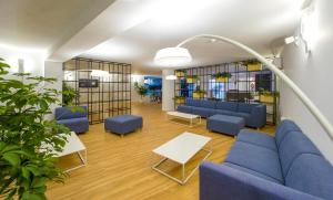 伊维萨镇Hotel Vibra Marítimo的一间拥有蓝色家具和植物的等候室