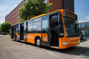 霍夫多普阿姆斯特丹机场堡垒酒店的停在街道边的橙色巴士