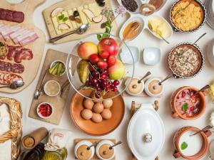多莱尼斯凯托普利采Ostarija Herbelier的桌上的食品,包括一碗水果和鸡蛋