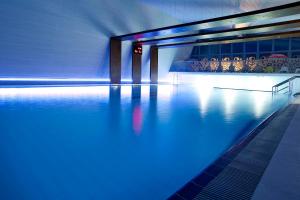 梅尔诺Eden Resort & Spa的水面上拥有蓝色灯光的游泳池