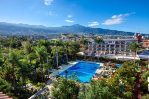 拉克鲁斯玛萨罗公寓酒店的享有带游泳池和棕榈树的度假村景色