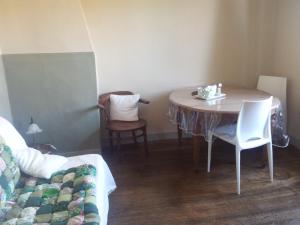里尔Wazemoff的小房间设有桌椅和一张床