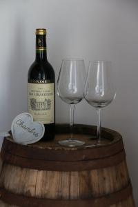 VallebonaAurivu的一瓶葡萄酒和两杯酒桶上的酒杯