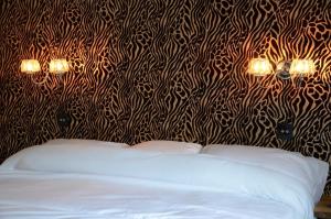 迪斯利Frankies Wine Bar & Lodge的一间卧室设有一张床和黑白墙