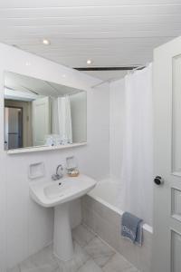 卡罗维西Samaina Port Hotel的白色的浴室设有水槽和浴缸。