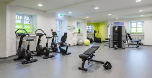 贝尔吉施格拉德巴赫卡迪纳尔舒尔特豪斯酒店的健身房设有数台跑步机和健身自行车