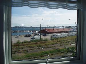 吕瑟希尔Villa Solviken的从窗口可欣赏到码头景色