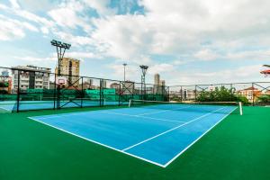阿迪怒格鲁酒店内部或周边的网球和/或壁球设施