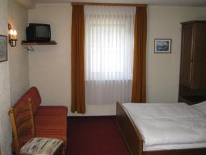 吕德斯海姆咖啡博斯特酒店的酒店客房设有床和窗户。
