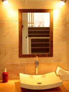 勒索兹太阳雪酒店的浴室配有盥洗盆、镜子和盥洗盆