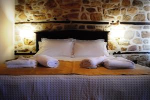 阿尔奈阿Chorostasi Mansion的一间卧室配有带毛巾的床