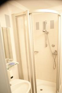 帕尔斯多夫赫里安酒店的带淋浴和卫生间的白色浴室