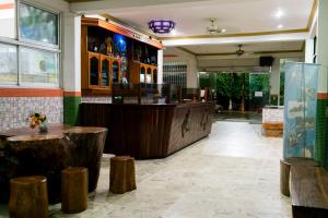 蓬塔雷纳斯蓬塔雷纳斯海滩酒店的餐厅设有酒吧,配有木凳