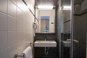 巴伦德雷赫特巴伦德雷赫特巴斯蒂欧酒店的一间带水槽和镜子的浴室