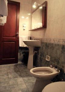 科洛尼亚-德尔萨克拉门托里昂西亚酒店的一间带卫生间、水槽和镜子的浴室