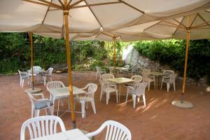 Hotel Giardino degli Ulivi餐厅或其他用餐的地方