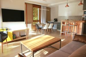 索波特LoveSopot Luxury Terrace Apartment的客厅配有沙发和桌子