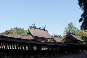 米子市米子微笑酒店的一座有屋顶的建筑,上面有鸟儿