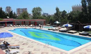 巴库欧洲大酒店 的一个带椅子和遮阳伞的大型游泳池