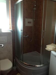 法扎纳Guest House Navetta 2的带淋浴、卫生间和盥洗盆的浴室