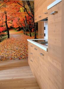 福尔加里亚瑞莱斯费奥迪博斯科酒店的秋叶厨房里的森林壁画