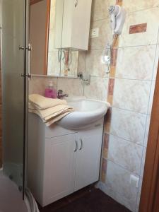 法扎纳Guest House Navetta 2的浴室配有白色水槽和淋浴。