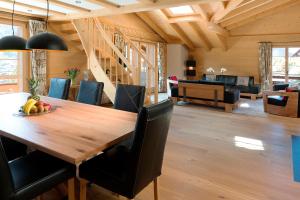 格林德尔瓦尔德Apartment Alpenblume - GRIWA RENT AG的用餐室以及带木桌和椅子的客厅。
