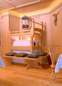 福尔加里亚瑞莱斯费奥迪博斯科酒店的玩具卧室设有双层床和梯子