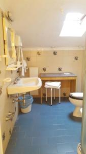 欧斯佩达蒂Albergo Savoia的一间带水槽和卫生间的浴室