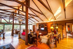 KwaNibela索恩伍德别墅的大型客厅设有木横梁天花板。