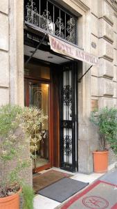 罗马阿尔塔维拉德西酒店的建筑物的前门,上面有标志