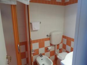 利多迪耶索罗Daina Residence的一间带卫生间和水槽的小浴室