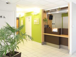 Saint-VictoretB&B HOTEL Marseille Aéroport Saint-Victoret的医院里的一个有盆栽的等候室