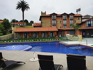 伊诺赫多马尔福雷酒店的大楼前带游泳池的房子