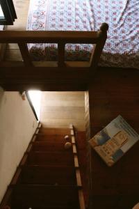 塞里福斯Traditional Cycladic house的卧室享有高空美景,配有一张床和一本书