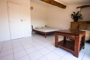 FitouLa bergerie du chateau de Fitou的客厅配有床和桌子