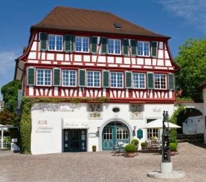 哈格瑙德尔明镜罗温酒店的一座红色和白色的建筑