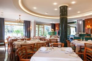 圣埃乌拉利亚阿加马萨宫殿套房酒店的一间设有白色桌椅的用餐室