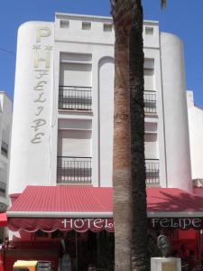 卡沃内拉斯费利佩酒店的一座建筑前有棕榈树的酒店