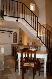 乌真托Corte Del Campanaro的厨房以及带桌子和楼梯的用餐室。