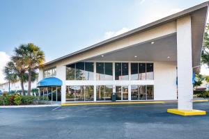 坦帕Motel 6-Tampa, FL - Fairgrounds的大楼前的一个空停车位