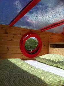 RosnayPavillon "CASSIOPÉE"的一间设有两张床和红色镜子的客房