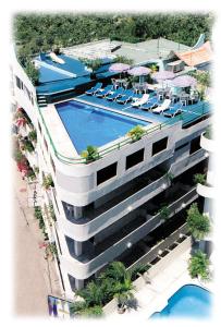 阿卡普尔科Hotel Suites Jazmín Acapulco的享有酒店空中美景,设有游泳池